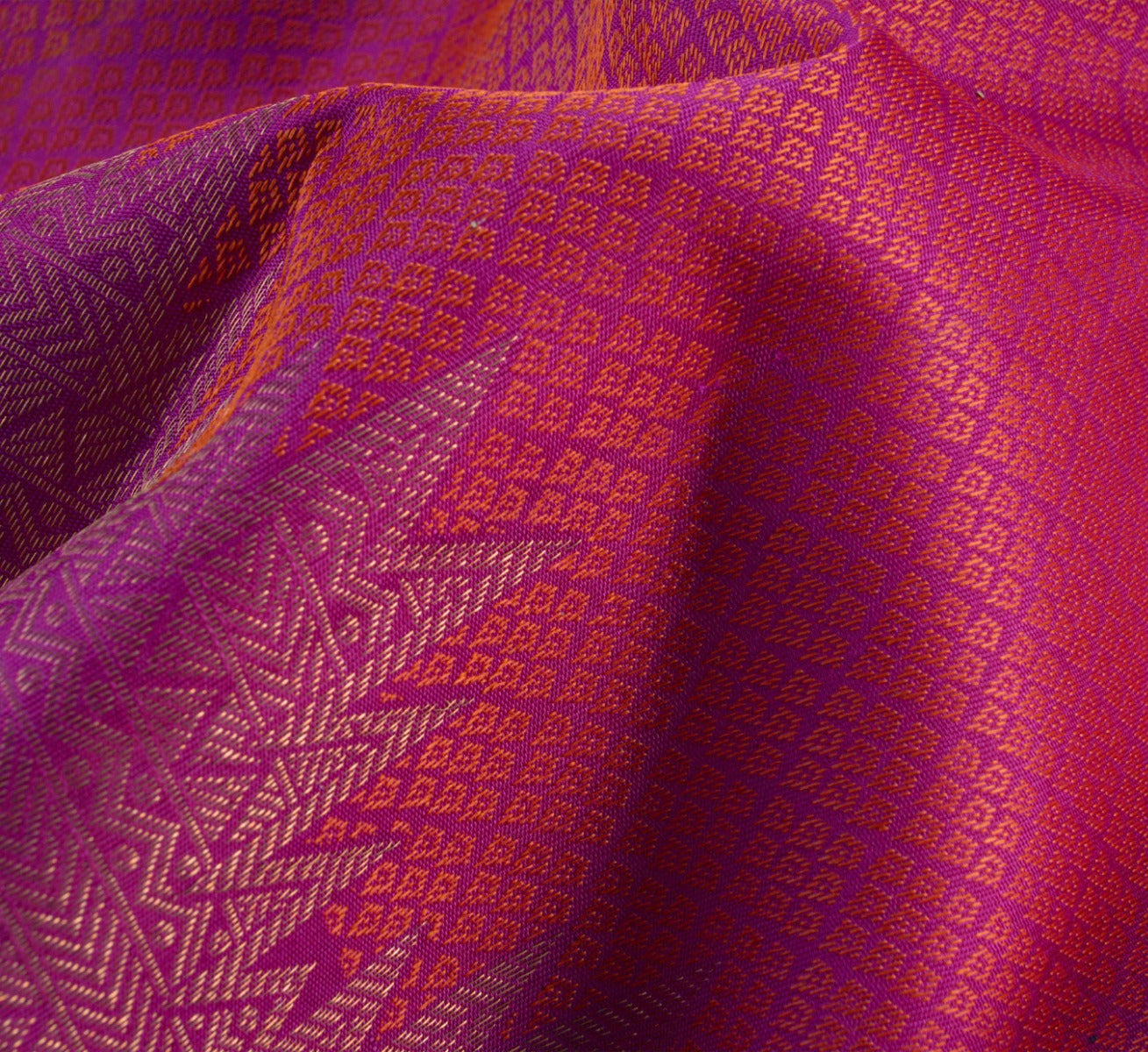 Traditional look with this pink color saree surfaced with zari butta's kanchipuram silk saree